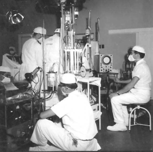 Surgery with cardiopulmonary bypass at Hospital das Clínicas (SP), 1958. The team composed by Dagoberto Assunção, Rui Amaral, Prof. Zerbini, and Domingo Braile.