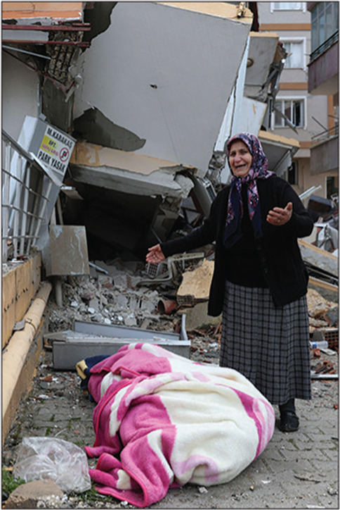 2N2M4CR A woman mourns next to the body of a relative, as the search for survivors continues, following an earthquake in Hatay, Turkey, February 7, 2023. REUTERS/Umit Bektas