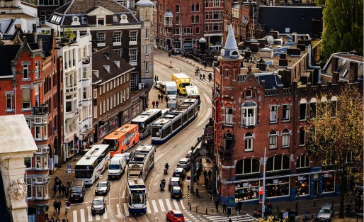 Aerial photograph of traffic on a street in Amsterdam