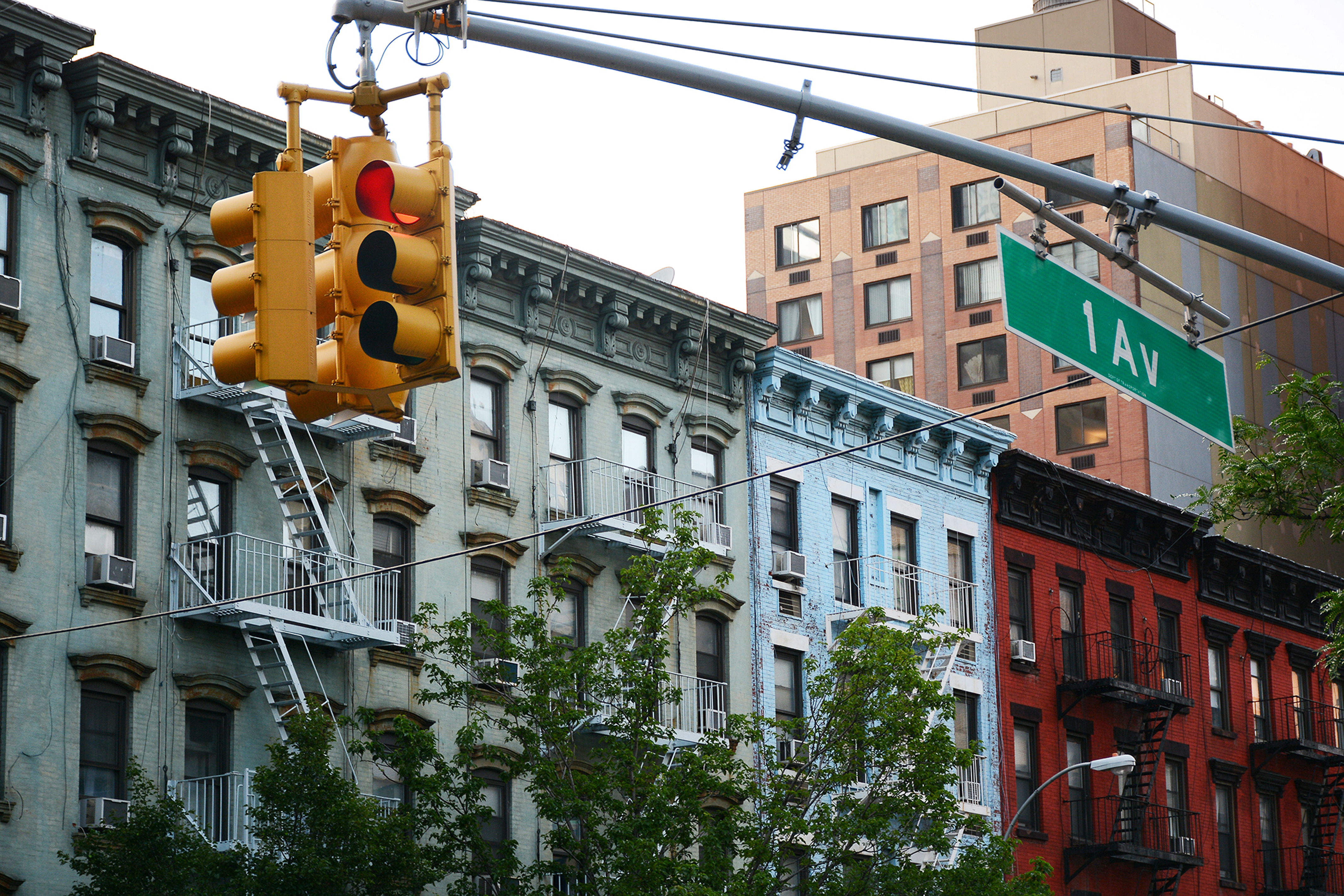 Traffic light with apartment buildings behind it