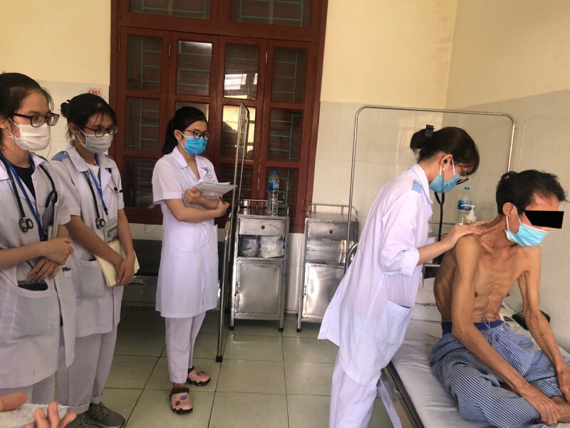 Students practicing the pulmonary examination on a patient a primary healthcare setting